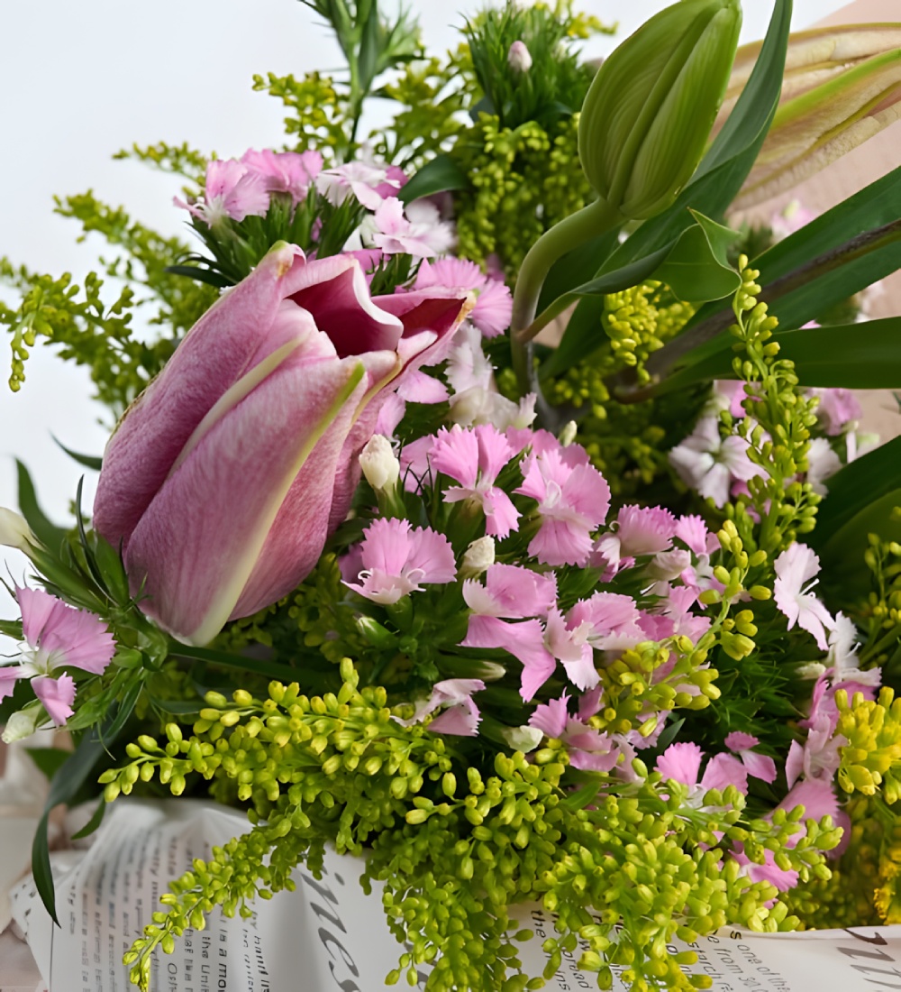 Pembe Gazete Bukette Pembe Lilyum